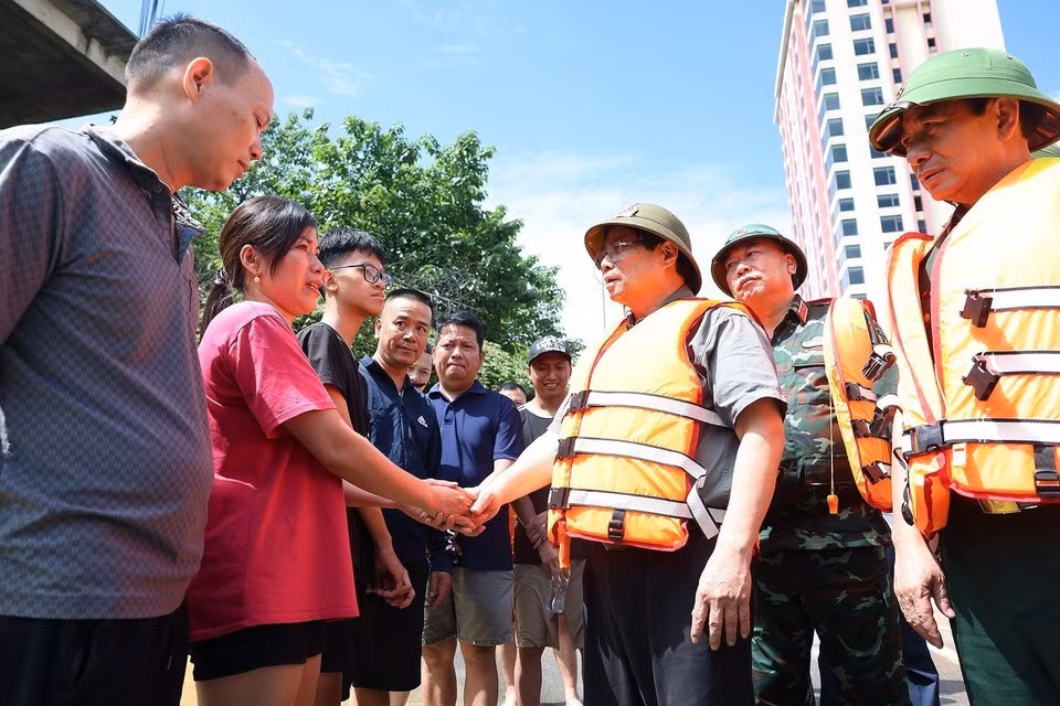 El primer ministro Pham Minh Chinh visita a los compatriotas afectados por las inundaciones en el barrio de Phan Dinh Phung, de la provincia de Thai Nguyen. (Foto: VNA)