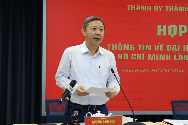 Duong Anh Duc, jefe de la Comisión de Información, Educación y Movilización de Masas del Comité del Partido en Ciudad Ho Chi Minh, habla en la conferencia de prensa. (Foto: VNA)