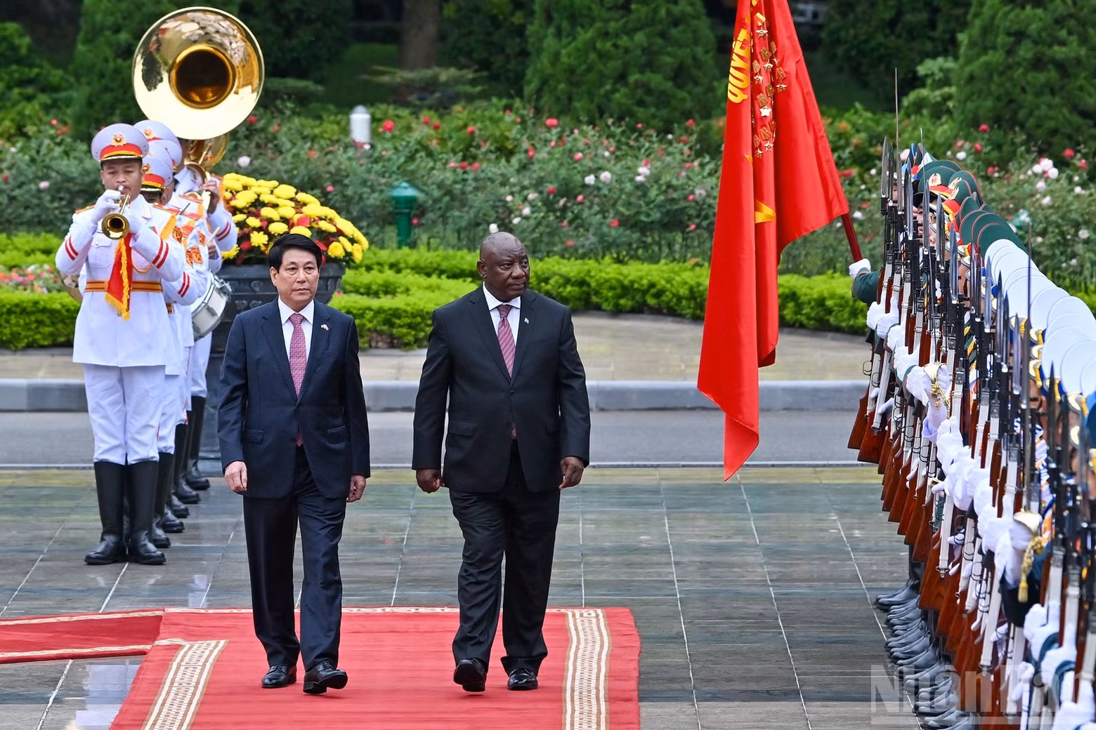 El presidente Luong Cuong y su homólogo sudafricano pasan revista a la Guardia de Honor del Ejército Popular de Vietnam durante la ceremonia de bienvenida.