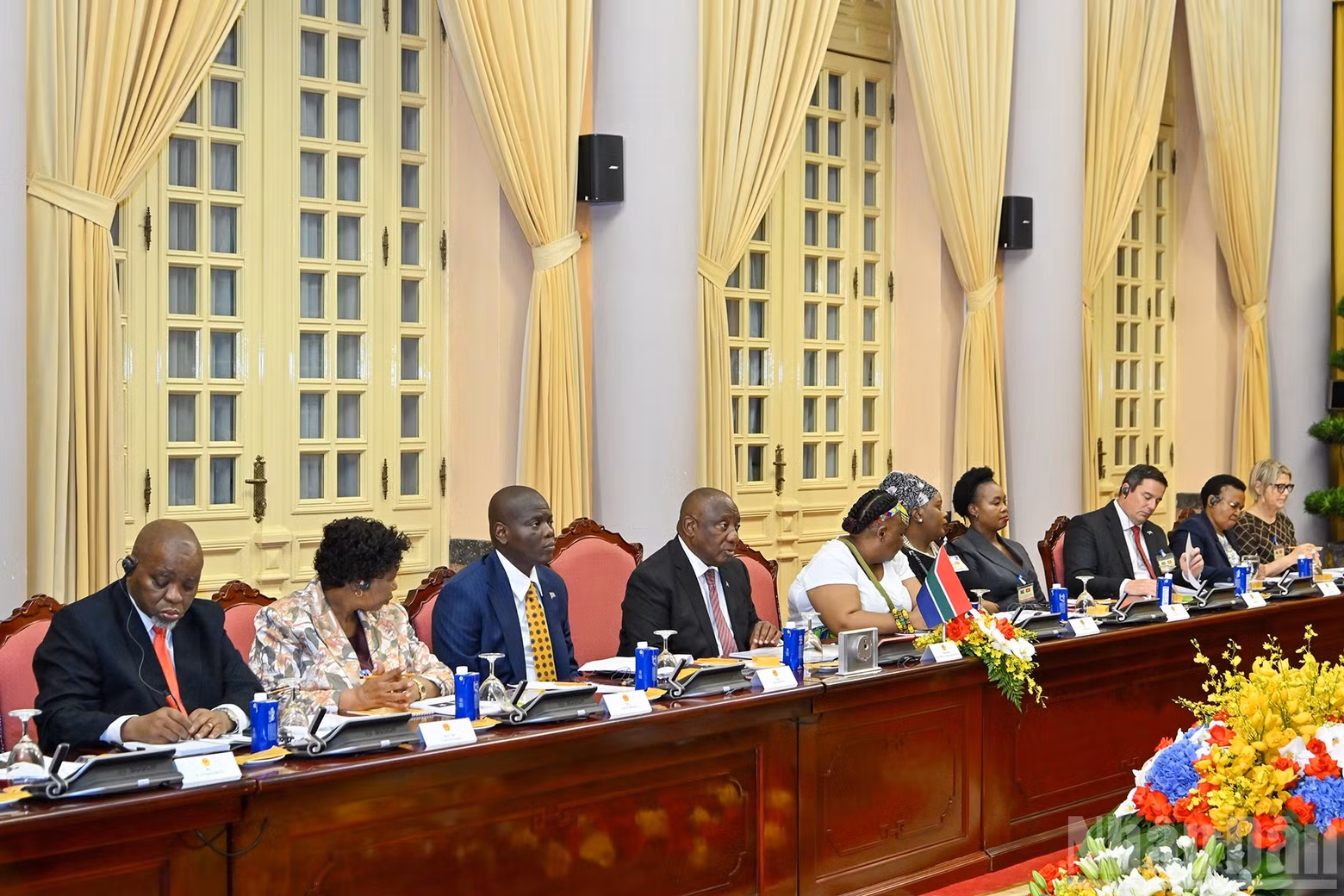 El presidente Matamela Cyril Ramaphosa y los miembros de su delegación en las conversaciones.