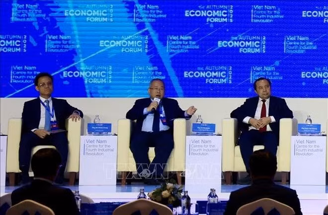 El viceministro de Finanzas, Do Thanh Trung, en el diálogo de alto nivel sobre políticas celebrado en el marco del Foro Económico de Otoño 2025 en Ciudad Ho Chi Minh. (Foto: VNA)
