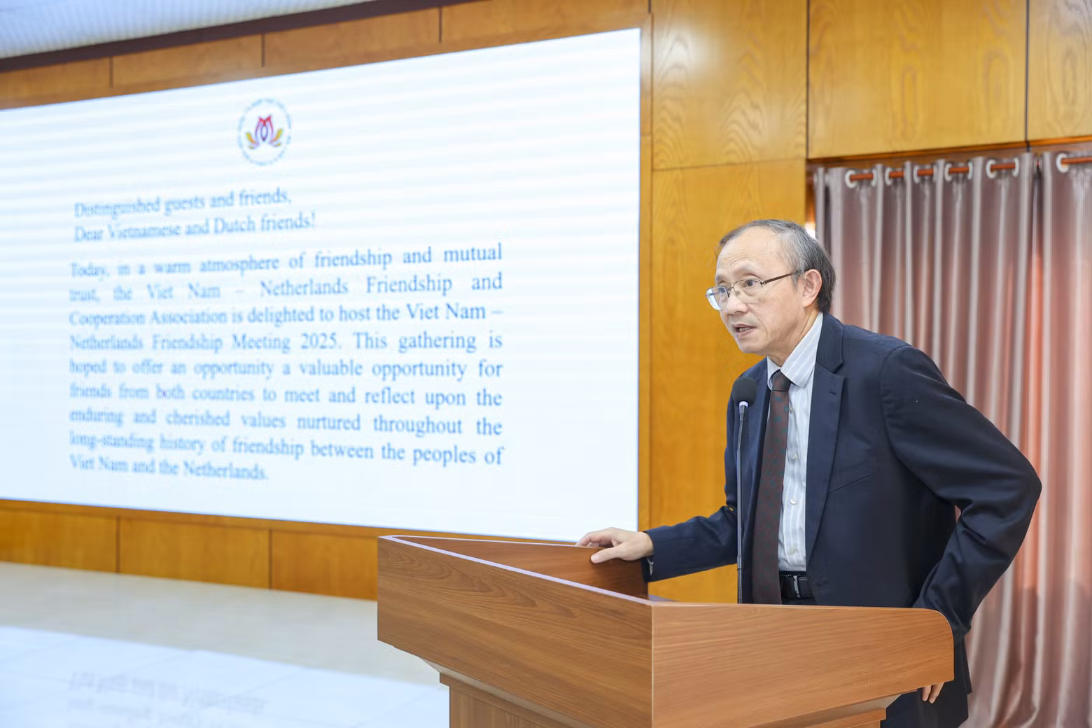 Ha Huy Thong, vicepresidente de la Asociación de Amistad y Cooperación Vietnam-Países Bajos, habla en el evento.