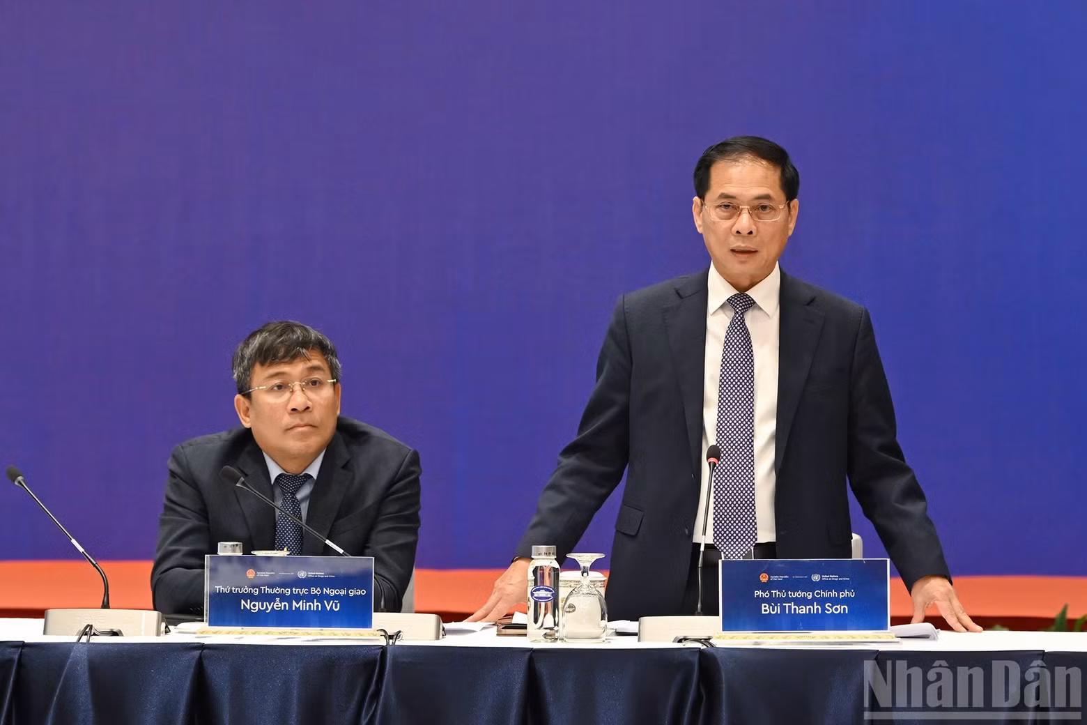 El viceprimer ministro Bui Thanh Son pronuncia su intervención.