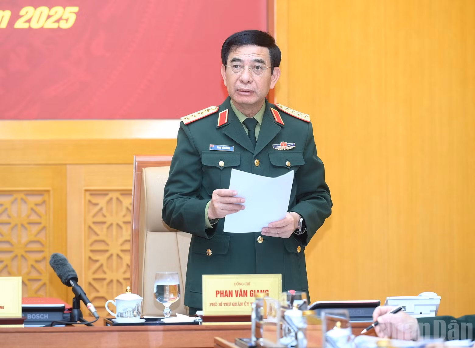 El general Phan Van Giang, miembro del Buró Político, vicesecretario de la Comisión Militar Central y ministro de Defensa, interviene en la reunión.