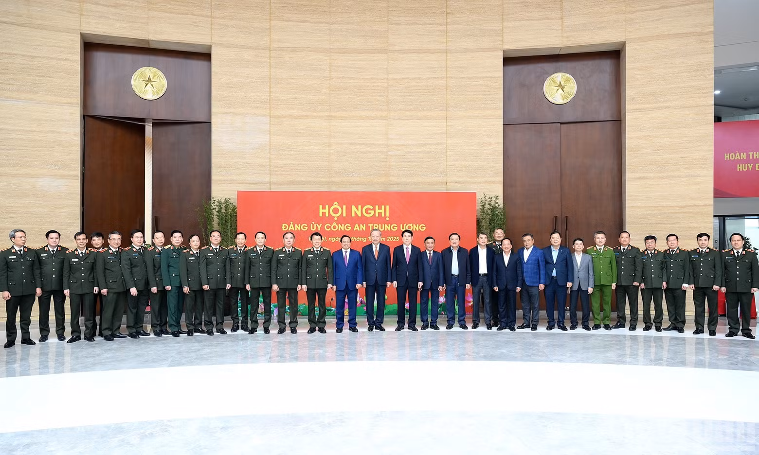 To Lam y dirigentes del Partido y del Estado se toman una foto con los delegados.
