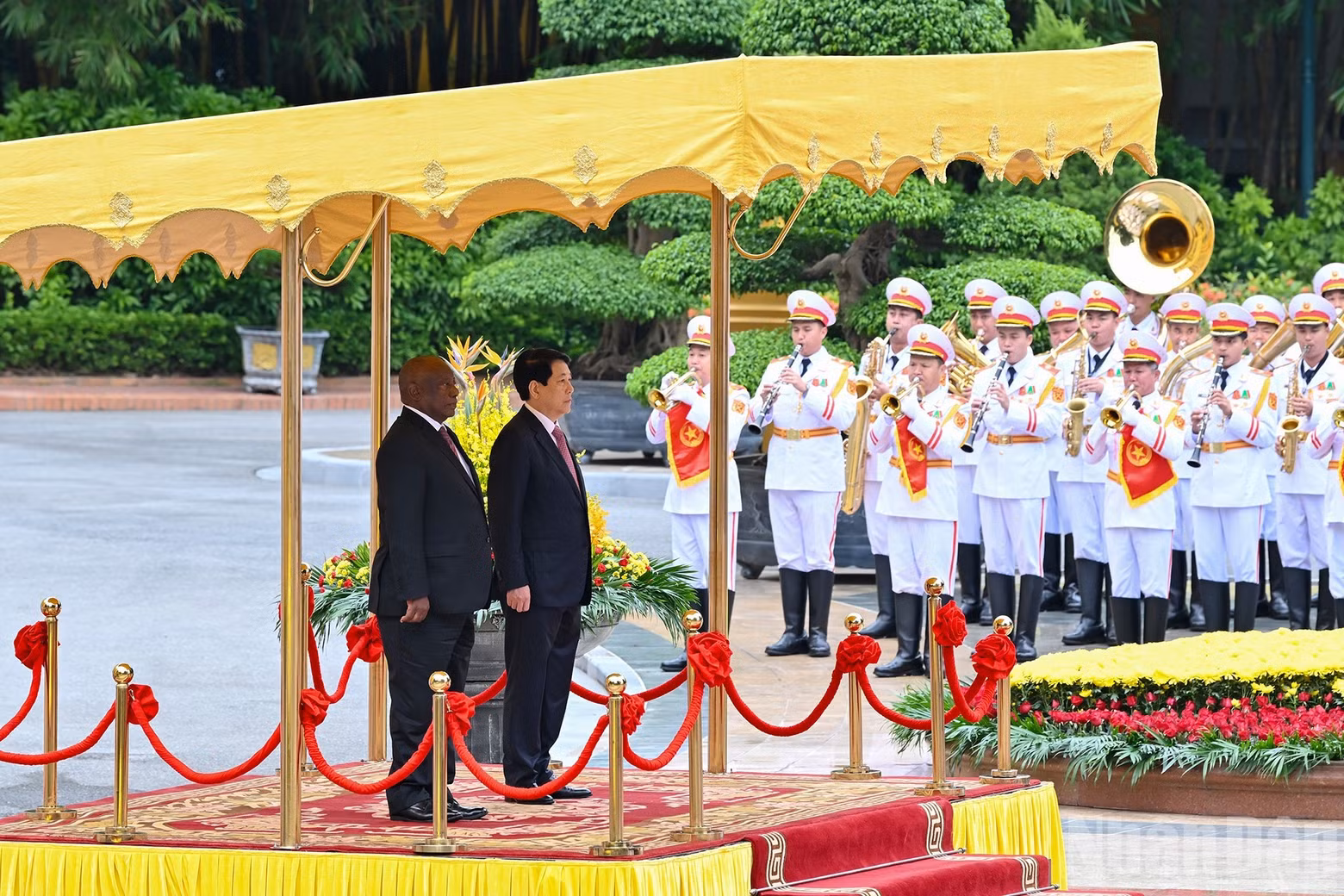 El presidente Luong Cuong y su similar sudafricano se encuentran en la tribuna de honor mientras la banda militar interpreta los himnos nacionales de ambos países.