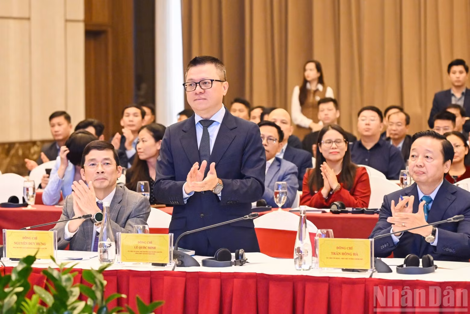 Le Quoc Minh, presidente-editor del periódico Nhan Dan, subjefe de la Comisión de Propaganda, Educación y Movilización de Masas del Comité Central del PCV y presidente de la Asociación de Periodistas del país, asiste al evento.