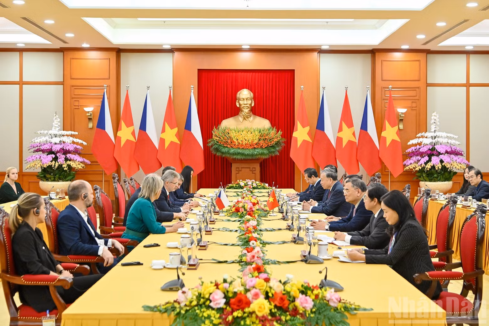 El secretario general del Partido Comunista de Vietnam, To Lam, recibe al presidente del Senado de la República Checa, Milos Vystrcil. (Foto: VNA)