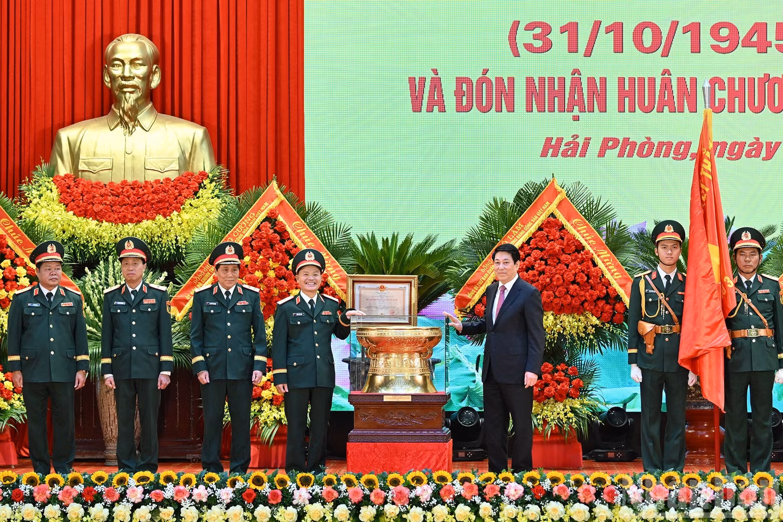 El presidente Luong Cuong entrega obsequios a las Fuerzas Armadas de la Región Militar 3.