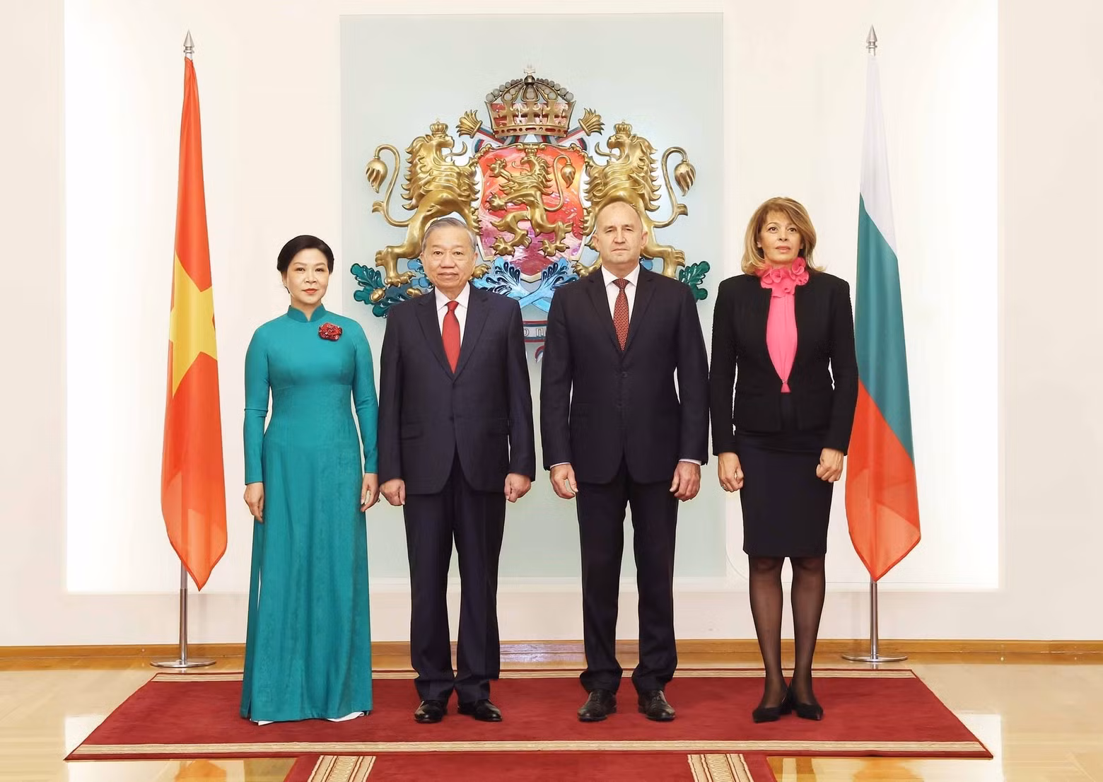 El secretario general del PCV, To Lam, y su esposa, junto con el presidente de Bulgaria, Rumen Radev, y su cónyuge, en el Palacio Presidencial. (Foto: Thong Nhat/VNA)