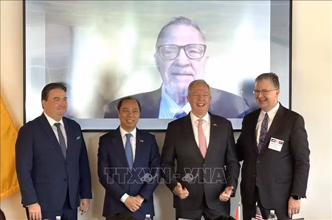 Exembajadores estadounidenses en Vietnam y el embajador vietnamita en Washington, Nguyen Quoc Dung (segundo desde la izquierda). Foto: VNA