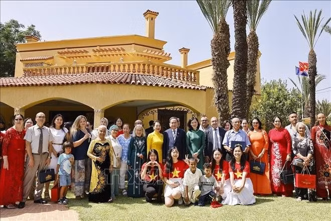 El presidente de la Asamblea Nacional, Tran Thanh Man, y su esposa posan para una foto con el personal de la Embajada de Vietnam y miembros de la comunidad coterránea en Marruecos. (Foto: VNA)