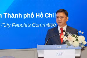 Nguyen Manh Cuong, miembro suplente del Comité Central del Partido Comunista de Vietnam y vicepresidente del Comité Popular de Ciudad Ho Chi Minh, habla en la cita. (Foto: sggp.org.vn)