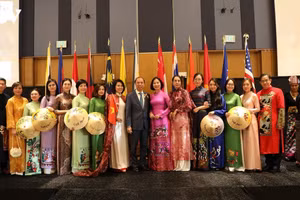 El embajador Nguyen Quoc Dung, su esposa y funcionarios de la Embajada de Vietnam en Estados Unidos en el evento. (Foto: VOV)