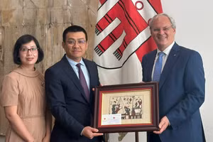 El embajador de Vietnam en Austria, Vu Le Thai Hoang, se reúne con el presidente del Parlamento del estado de Vorarlberg, Harald Sonderegger.
