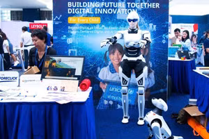 [Foto] Tecnología e integración internacional en exposición sobre educación en la era digital