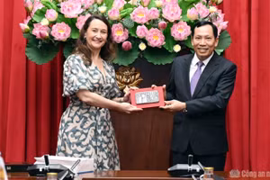 El teniente general Le Van Tuyen, miembro del Comité Central del Partido y viceministro de Seguridad Pública de Vietnam, recibe a la viceministra de Relaciones Exteriores de Uruguay, Valeria Csukasi. (Foto: cand.vn)