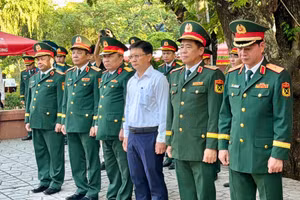 En el ensayo general participan Nguyen Manh Cuong, vicepresidente del Comité Popular de Ciudad Ho Chi Minh y jefe del Comité Directivo municipal para la Búsqueda, Recuperación e Identificación de Restos de Mártires, y dirigentes del Alto Mando Militar de la metrópoli. (Foto: cand.vn)