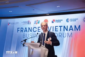 Benoît Clocheret, presidente del Consejo Empresarial Francia-Vietnam, vicepresidente de MEDEF International y presidente ejecutivo del Grupo Artelia, interviene en el Foro Empresarial Vietnam-Francia 2026. (Foto: VNA)