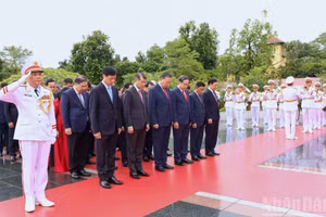 [Foto] Dirigentes del Partido y del Estado ofrecen incienso en memoria de los mártires