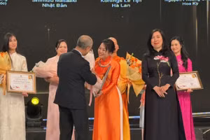 Nguyen Thi Lien Huong, profesora de la Universidad Nacional de Taiwán (China), en la ceremonia de entrega del Premio al Embajador Vietnamita en el Extranjero 2026. (Foto: VNA)