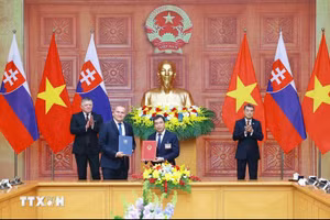 El primer ministro Le Minh Hung y su homólogo de Eslovaquia Robert Fico presencian la firma de un Memorando de Entendimiento entre la Comisión Nacional de Normas, Metrología y Calidad (STAMEQ) y la Oficina Eslovaca de Normas, Metrología y Ensayos (UNMS). Foto: VNA