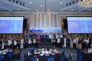 El simposio reúne a cerca de 200 delegados entre representantes de organismos de gestión, académicos, instituciones educativas y empresas de Vietnam y Reino Unido. (Foto: Nhan Dan)