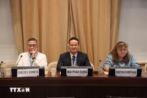 El embajador Mai Phan Dung, representante permanente de Vietnam ante la ONU en Ginebra preside el evento. (Foto: VNA)