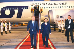 [Foto] Primer ministro de Polonia llega a Hanói para realizar una visita oficial a Vietnam