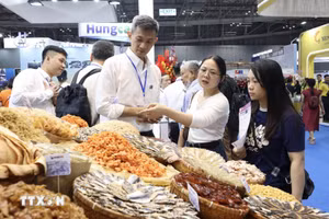 Las empresas presentan productos en la exposición. (Foto: VNA)