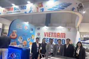 El embajador de Vietnam en Brasil, Bui Van Nghi, y empresas vietnamitas en la Exposición de Productos Acuáticos de América Latina 2026. (Foto: VNA)