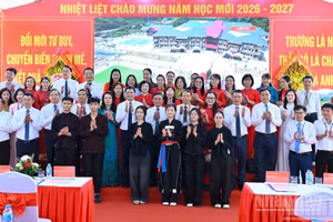 [Foto] Alto dirigente asiste al inicio del nuevo curso escolar en Escuela General con Internado para Minorías Étnicas en Bac Ninh