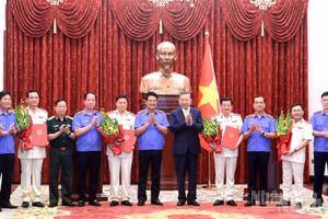 [Foto] Máximo dirigente entrega decisiones de nombramiento de fiscales de Vietnam