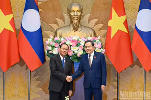 El presidente de la Asamblea Nacional de Vietnam, Tran Thanh Man, recibe a Vilay Lakhamphong, miembro del Buró Político e integrante permanente del Secretariado del Comité Central del Partido Popular Revolucionario de Laos. (Foto: Nhan Dan)