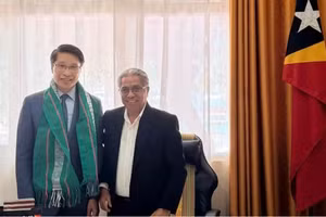El embajador de Vietnam en Timor Oriental, Pham Binh Dam, y el ministro de Agricultura, Ganadería, Pesca y Silvicultura de Timor Oriental, Marcos da Cruz. (Fuente: Embajada de Vietnam en Timor Oriental)