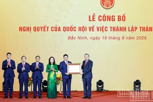 El secretario general del Partido Comunista y presidente de Vietnam, To Lam, entrega la Resolución de la Asamblea Nacional sobre la creación de la ciudad de Bac Ninh a los dirigentes del territorio.