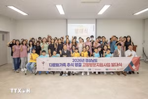 La cónsul general de Vietnam en Busan, Doan Phuong Lan (primera fila, centro), junto a delegados y familias vietnamitas-coreanas en la ceremonia. (Foto: VNA)