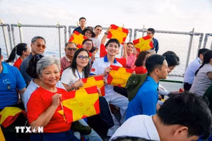 Tran Ngoc Thao Sophie (con gafas), responsable general de la Escuela de Vietnam Mang Non de la Unión General de Vietnamitas en Francia (UGVF) y miembro de su Comité Permanente. (Foto: VNA)