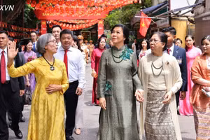 [Foto] Primeras damas de Vietnam y Myanmar visitan la aldea de la seda de Van Phuc