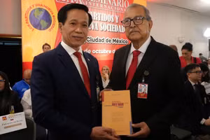 El subdirector de la Academia Nacional de Política Ho Chi Minh, Hoang Phuc Lam, entrega el libro “La aspiración de un Vietnam próspero y poderoso en la nueva era”, al presidente de la Comisión de Relaciones Exteriores de la Cámara de Diputados de México, diputado Pedro Vázquez González. (Foto: VNA). 
