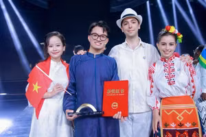 Le Van Dai (segundo por la izquierda), junto a otros participantes del concurso. (Foto cortesía del protagonista)