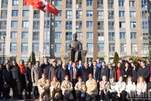 Delegados depositan flores ante el monumento al Presidente Ho Chi Minh en San Petersburgo. (Foto: Nhan Dan)