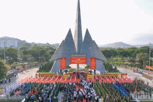 [Foto] Vicepremiera asiste a ceremonia de entierro de restos de mártires en provincia de Lao Cai