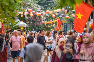 [Foto] Casco antiguo de Hoi An atrae a visitantes en primer día del festivo por Día Nacional