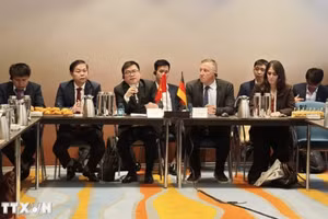 El viceministro vietnamita de Industria y Comercio Truong Thanh Hoai y el director general del GWEC, Ben Backwell, presiden un seminario sobre el desarrollo de la energía eólica marina en Hamburgo el 24 de septiembre de 2026. (Foto: VNA)