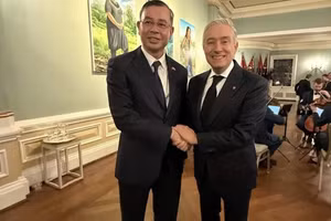 El ministro de Finanzas vietnamita, Ngo Van Tuan, y su homólogo canadiense, François-Philippe Champagne. (Foto: VNA)