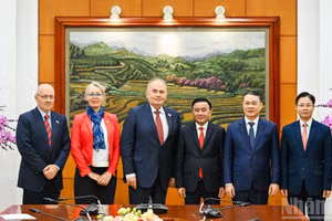 [Foto] Dirigente partidista vietnamita recibe a delegación del Partido Obrero Húngaro