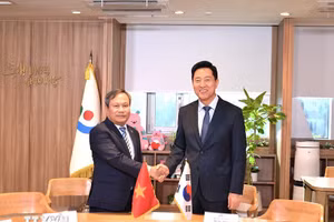 El presidente del Comité Popular de Hanói, Vu Dai Thang, y el alcalde de Seúl, Oh Se Hoon (Foto: VNA)