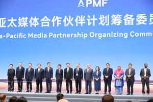 La subdirectora general de la VNA, Doan Thi Tuyet Nhung (quinta por la derecha), y representantes de agencias de noticias y medios de comunicación de la región participan en la ceremonia de lanzamiento del Comité Preparatorio del Programa de Asociación de Medios de Asia-Pacífico. (Foto: VNA)