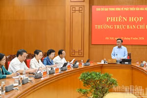 [Foto] Alto dirigente partidista preside reunión de Comité Directivo Central para el desarrollo de cultura vietnamita